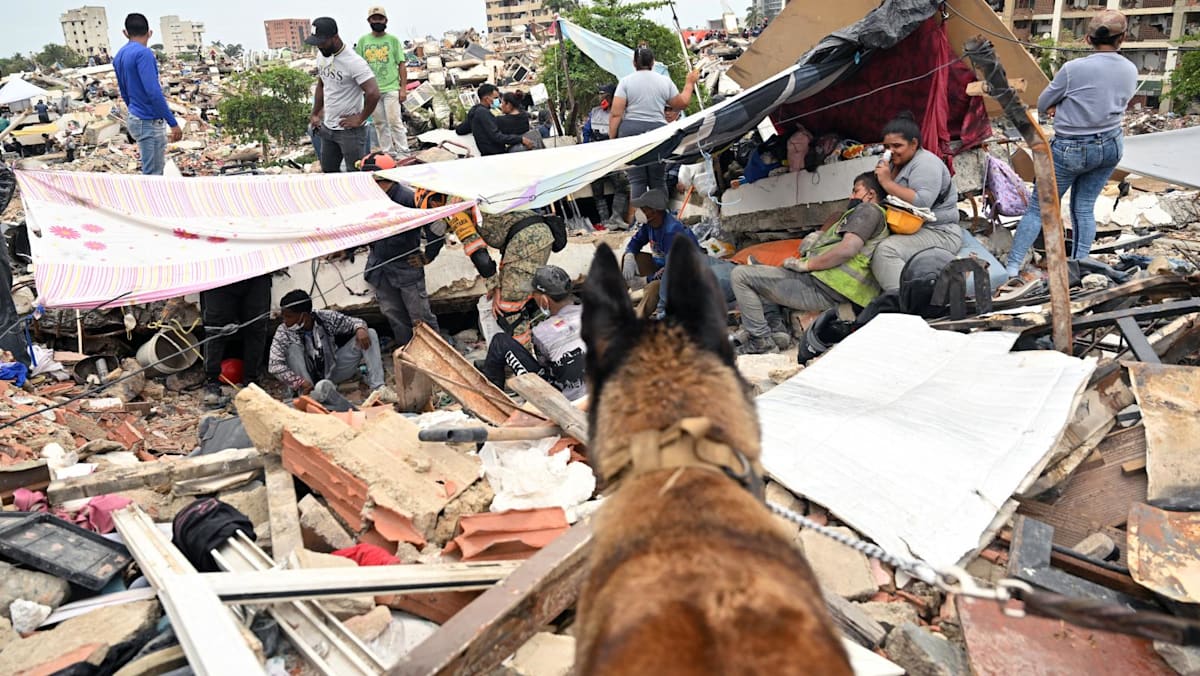 Families demand help with recovering Venezuela's quake victims