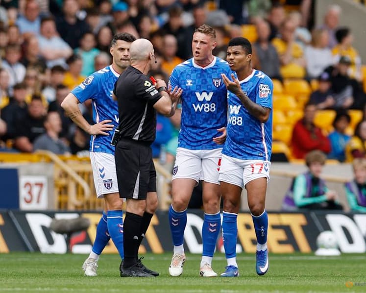 Sunderland's Ballard sent off for pulling Arokodare's hair in 1-1 draw at Wolves