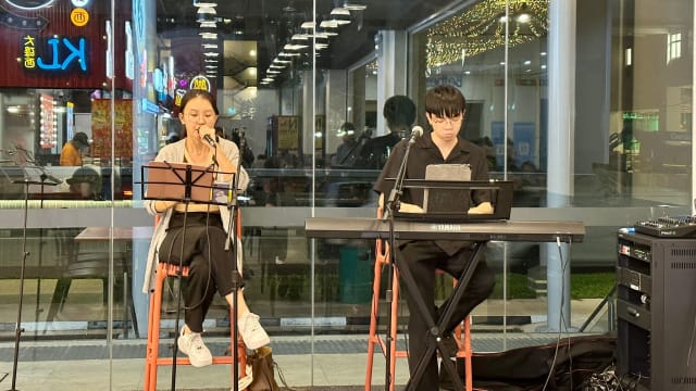 本地出现首家有现场乐队演奏和歌手演唱的冷气食阁