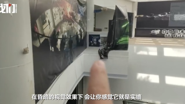 玩激光枪战 中国青年坠楼不治
