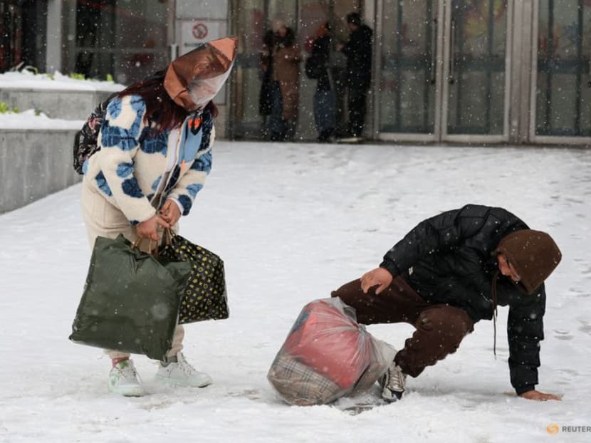 Cold wave grips northern China, south bracing for big chill