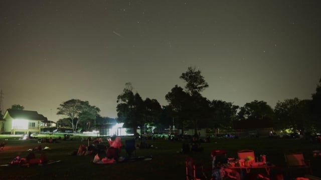 流星雨划过天际 马国民众漏夜“追星”