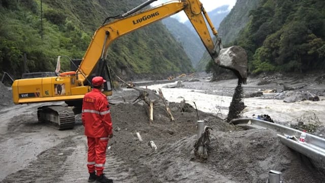 西藏上游堰塞湖不断溢流 救援工作被迫暂停