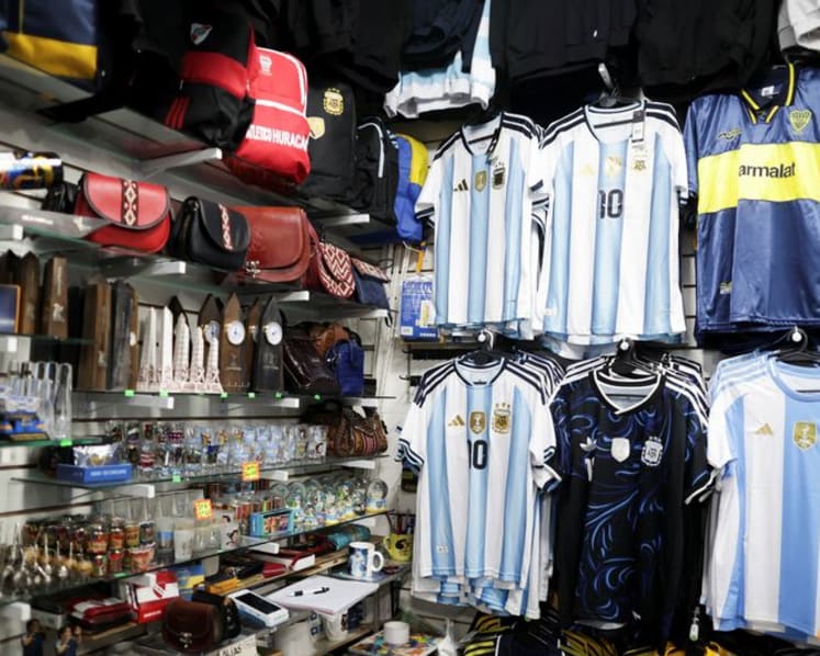 World Cup drives up sales of counterfeit jerseys in Argentina