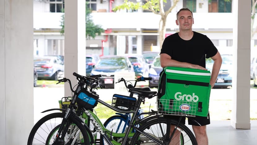 Ekspatriat lakukan penghantaran makanan pada masa lapang, derma seluruh pendapatan kepada badan amal