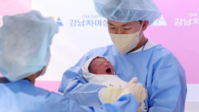 韩国一小镇迎来17年首个新生儿 与四名入学新生