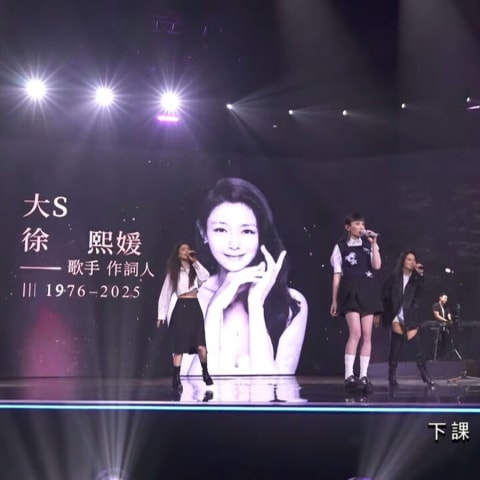【金曲奖第36届】颁奖礼上最感人瞬间!魏如萱深情献唱,致敬方大同、大S等11位已故音乐传奇,感动全场!