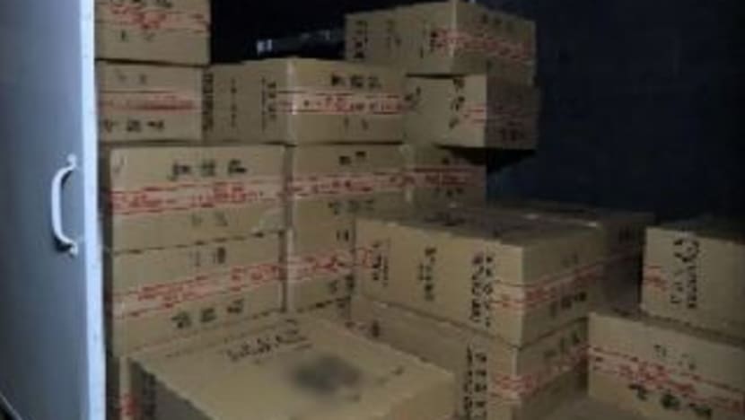 Lelaki warga India diberkas elak cukai rokok; lebih 2,000 karton rokok, S$10,000 dirampas di Yishun Lelaki warga India diberkas elak cukai rokok; lebih 2,000 karton rokok, S$10,000 dirampas di Yishun