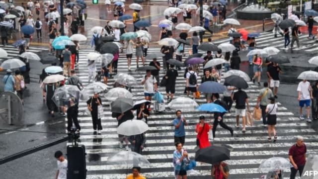 台风“珊珊”袭击日本南部 豪雨致新干线停运与航班取消