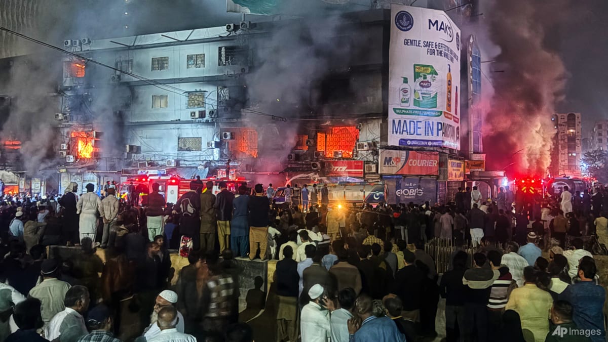 Death toll rises to 6 in a fire at a shopping plaza in Pakistan’s Karachi
