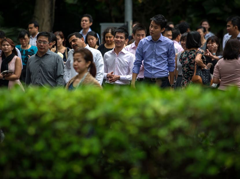 Singapore employees worked an average of 44.9 paid hours weekly in September this year, down from 46.3 hours in September 2010. Singapore employees worked an average of 44.9 paid hours weekly in September this year, down from 46.3 hours in September 2010.