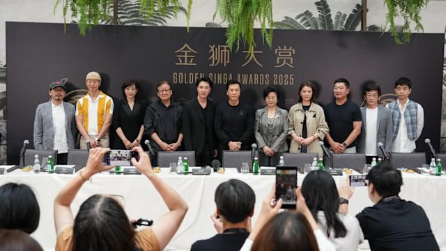 与袁咏仪别上黑丝带出席“金狮大赏”记者会，甄子丹曝评审们讨论时都很“客气”！