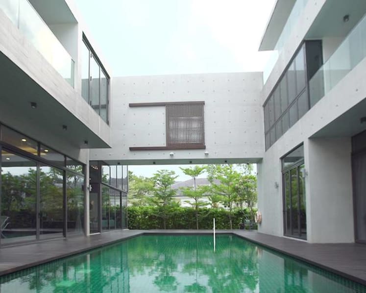 A Singapore home of floating concrete connects a multigenerational family