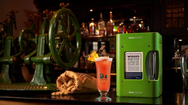 #sgdeals 带一个黄梨到Long Bar　换一杯经典Singapore Sling！