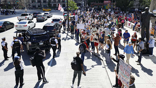 特朗普拟部署国民警卫队和削减福利措施 芝加哥市民上街抗议 