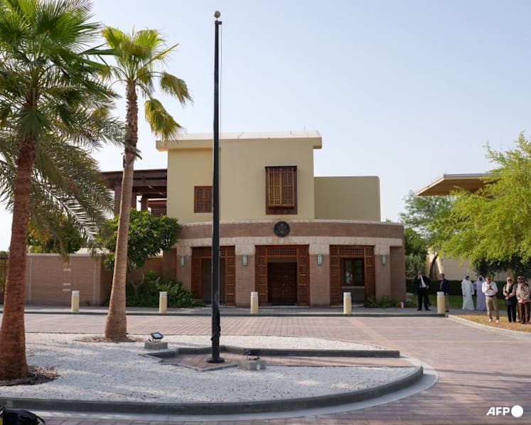 US embassies urge citizens to 'consider departing' Middle East US embassies urge citizens to 'consider departing' Middle East