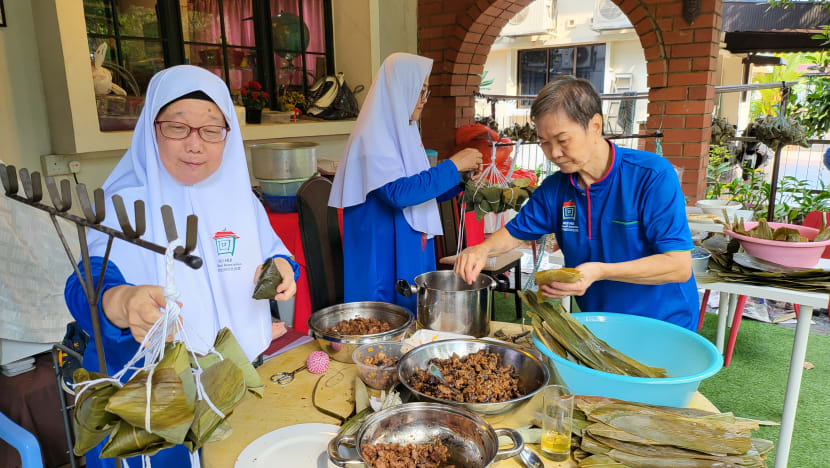 Kumpulan budaya Cina Islam ini hasilkan lebih 800 'bak chang' halal penuhi permintaan ramai Kumpulan budaya Cina Islam ini hasilkan lebih 800 'bak chang' halal penuhi permintaan ramai