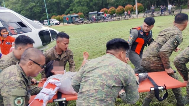 菲律宾发生土崩 两辆载送矿工巴士被埋11人伤