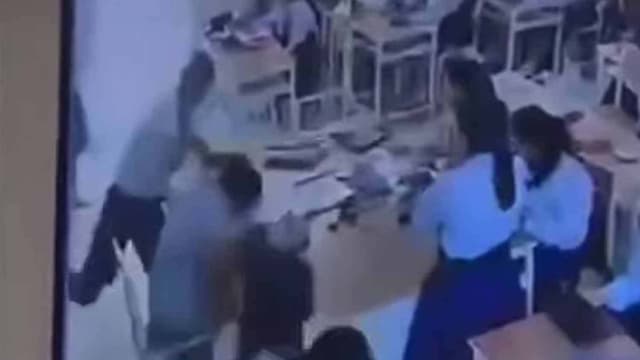 不满考试未获满分 泰国男学生竟当众殴打女教师