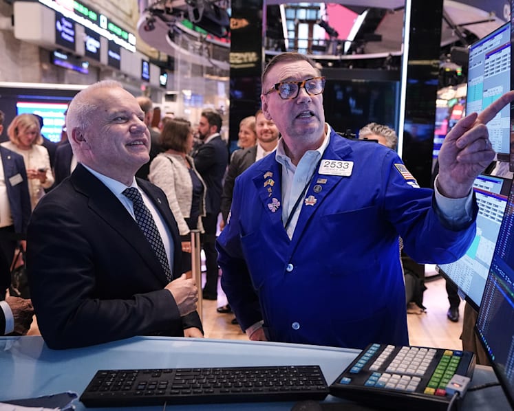 Sharp drops in Big Tech companies pull stocks lower on Wall Street