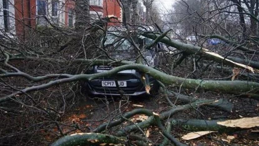 Jutaan penduduk Britain diarah tinggal di rumah susulan amaran merah akibat Ribut Darragh