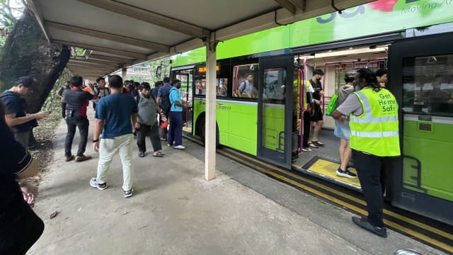 【直播】裕廊东地铁站附近有德士等候免费接送学生赴考