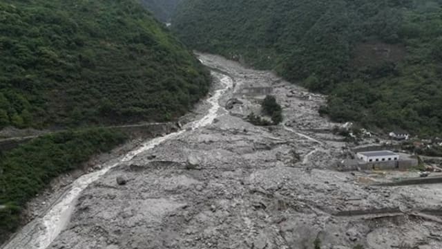 四川山洪引发泥石流 死亡人数增至八人