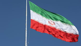 லண்டனில் ஈரான் தூதரகத்தின் கூரை மீது ஏறிய ஆர்ப்பாட்டக்காரர்