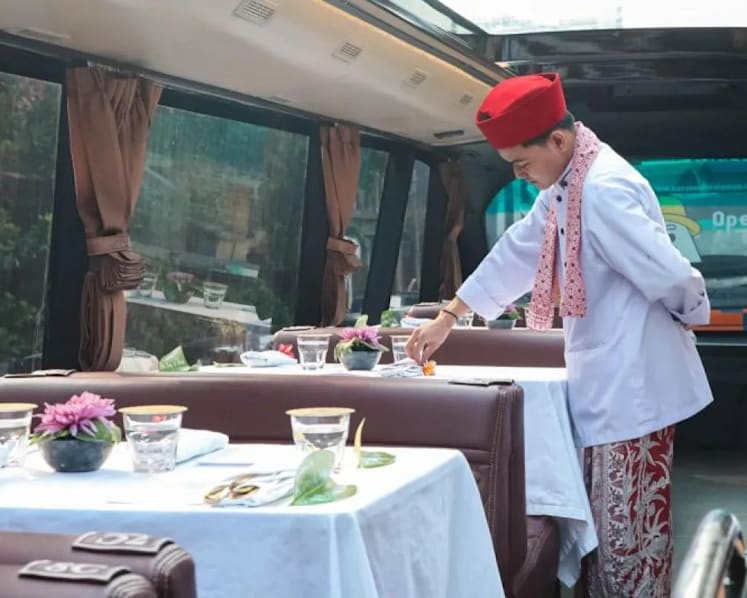 Jakarta luncurkan bus wisata open dining, bersantap mewah sambil keliling kota