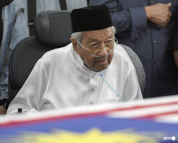 Former Malaysia PM Mahathir admitted to hospital for observation following wife’s passing Former Malaysia PM Mahathir admitted to hospital for observation following wife’s passing