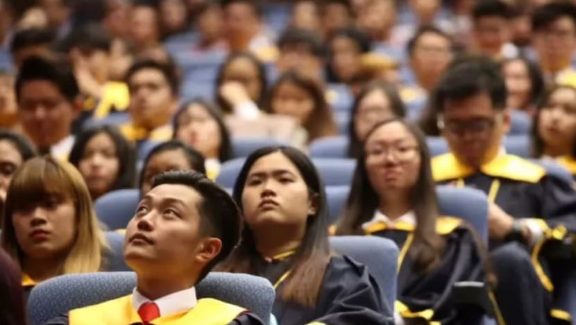 Jurang gaji permulaan lulusan universiti, bukan universiti meluas hingga S$300 dalam 5 tahun