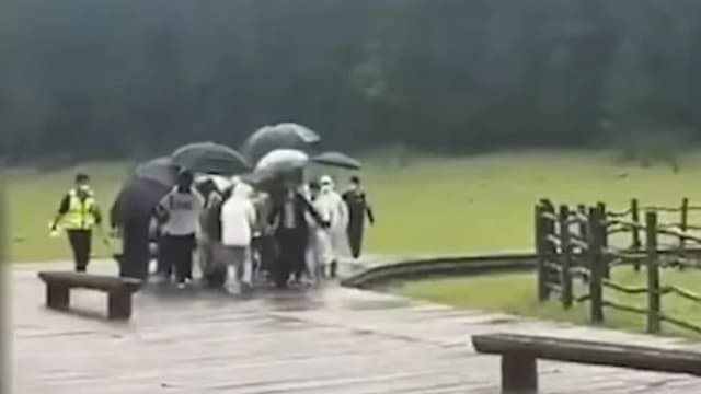 上雪山拍婚纱照时突打雷 中国新郎被雷击死