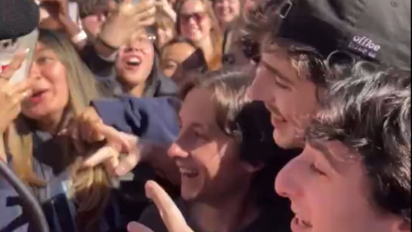 Sontak geger ketika Timothée Chalamet asli muncul dalam kontes mirip dirinya