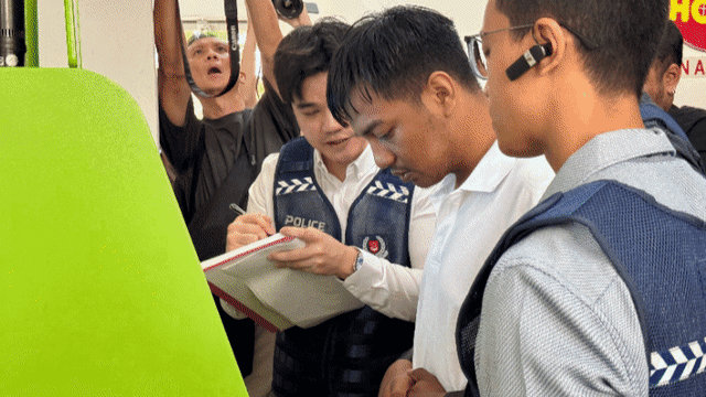 涉当跑腿取赃款赚快钱 两男被押回现场重组案情