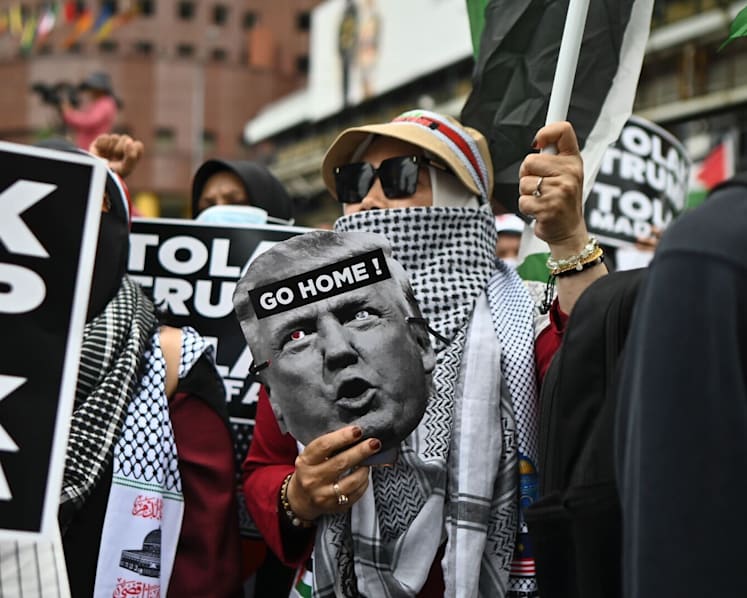 Hundreds in KL protest Trump’s attendance at ASEAN Summit 