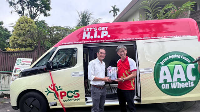 特别设计流动服务车开入邻里 方便行动不便年长者参与活动 