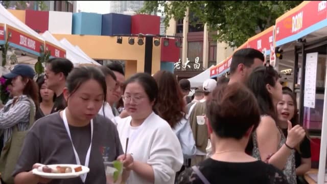 中国年轻人失业率高 越来越多人加入小贩行列