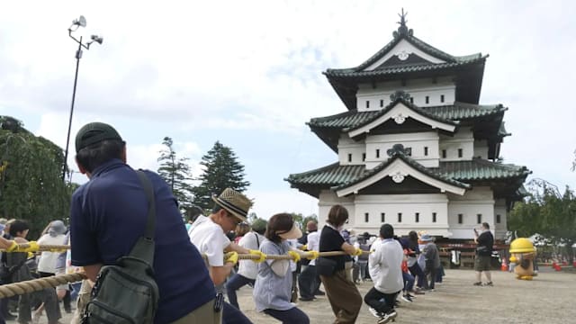 日本约1800人齐心拉绳 将360吨天守阁复位