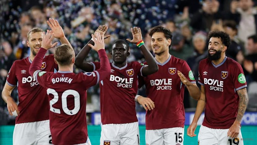 Man City lose ground on Arsenal with draw at West Ham