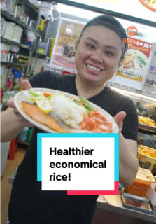This cai png stall serves healthier Taiwan-inspired options with numbered dishes - just tell the friendly hawker which 'number' dish you want! #8dayeat #taiwanfanbao #caipng #taiwanese #mixedvegrice #taiwansnacks #guabao #healthierfood #sghawker