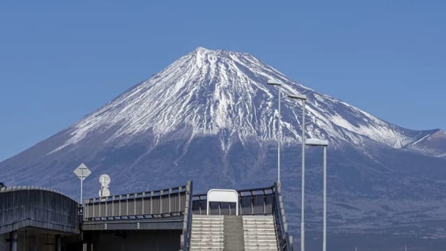 富士山热门拍照点再增设栏杆 防止游客横穿马路