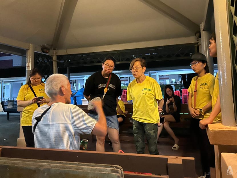 Only older, prestigious schools? Alumni associations at neighbourhood secondary schools defy the stereotype Only older, prestigious schools? Alumni associations at neighbourhood secondary schools defy the stereotype