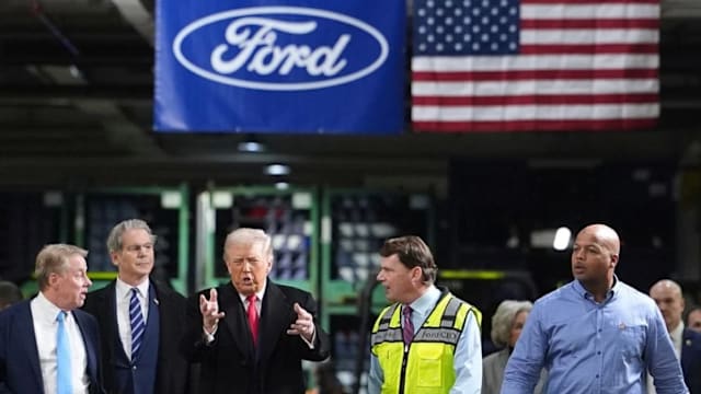 被喊“恋童癖保护者” 特朗普比中指回应