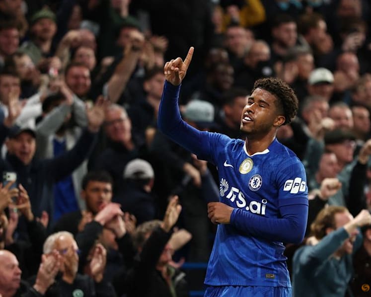 United sign Brazil midfielder Santos from Chelsea