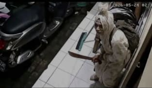 Viral pocong bersenjata golok ‘bergentayangan’ di Bandung Barat, warga resah