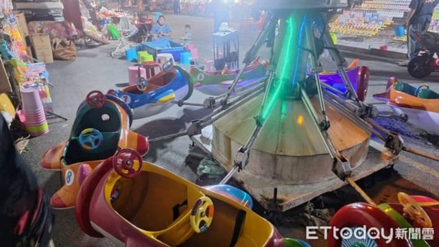 台湾夜市玩“飞行船” 两幼童意外摔落头撞地