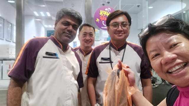 地铁职员雨中送暖 修拖鞋解乘客燃眉之急获表扬