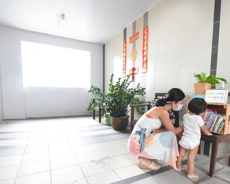 Ghim Moh resident sets up community children’s library at her lift landing to share the joy of reading
