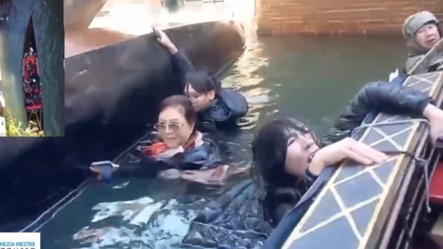 中国游客坐船不听劝乱动拍照  结果翻船入水 