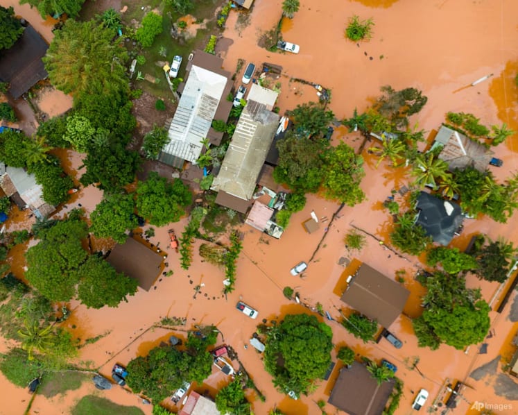 Over 5,500 told to evacuate flooding in Hawaii as officials warn 120-year-old dam could fail